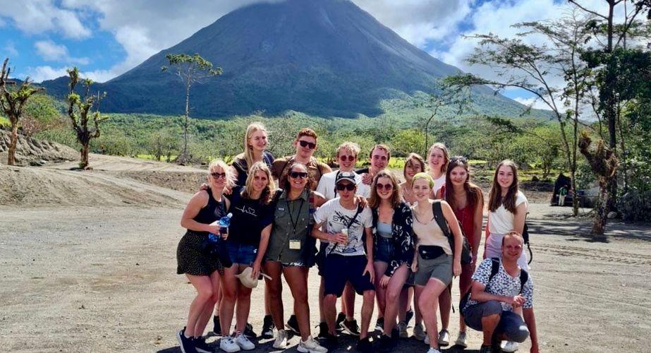 Groepsfoto bij El Arenal vulkaan